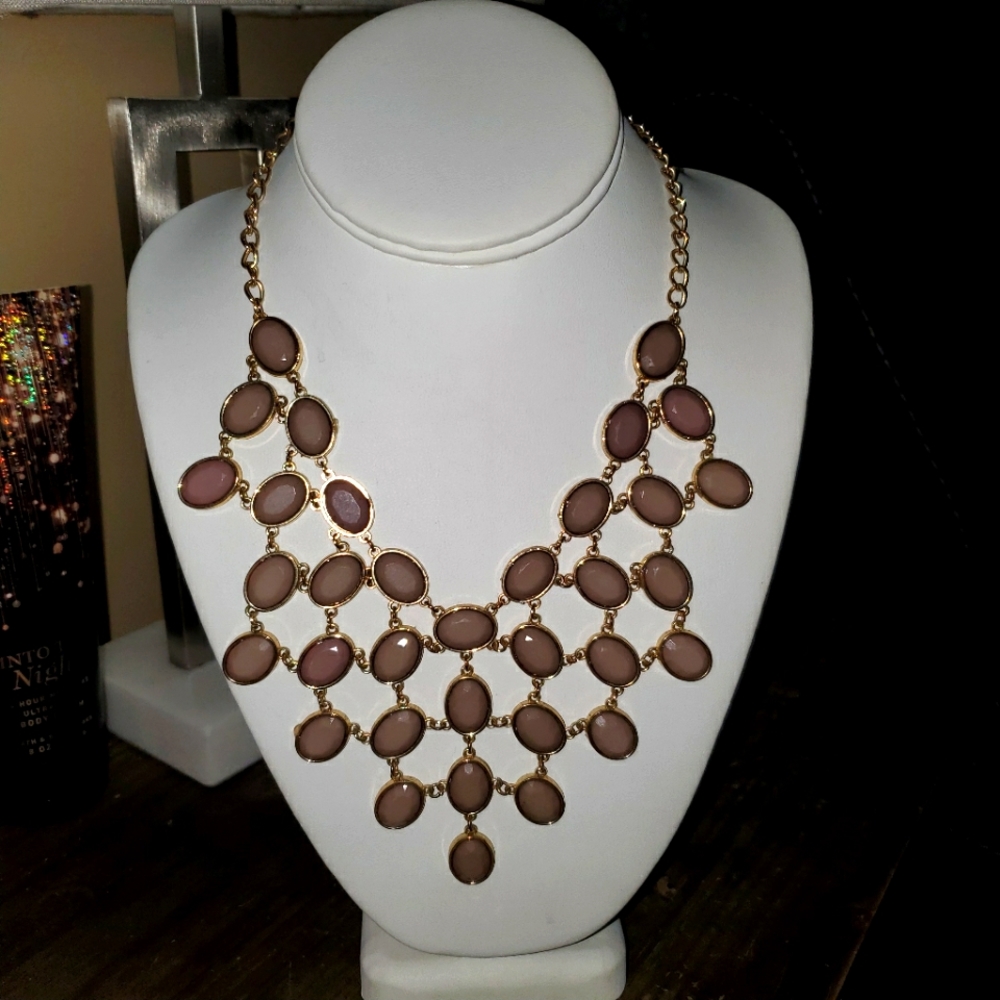 Beautiful necklace with coral/mauve color stones